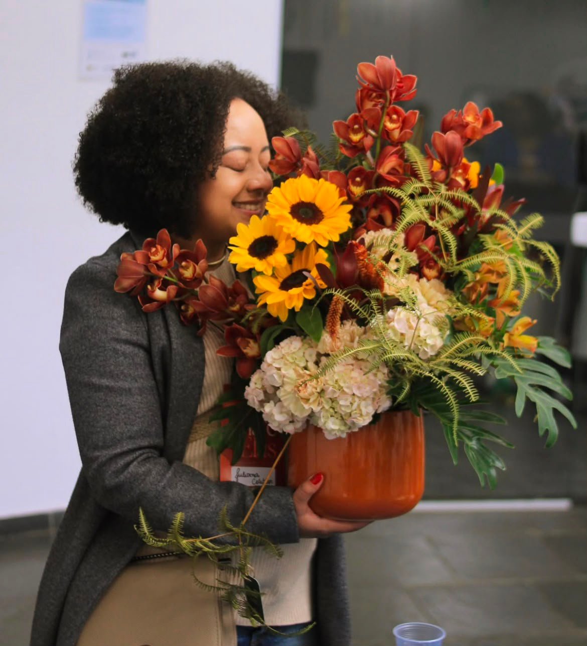 Juliana Correia trabalhando com flores